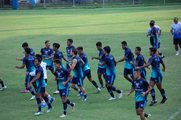 Persib Bandung dalam latihan pramusim menyambut kick off Liga 1 2022-2023 di Stadion Persib, Sidolig, Bandung.