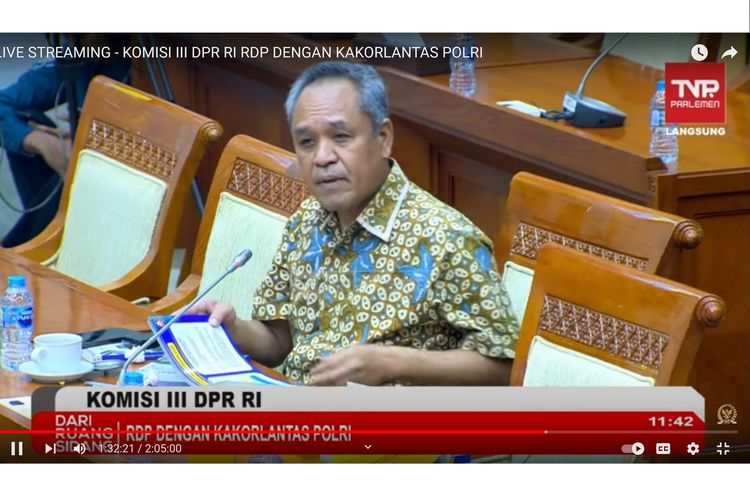 Anggota Komisi III DPR RI Benny K Harman meminta agar masa perpanjang Surat Izin Mengemudi (SIM) lima tahun sekali dihapus.