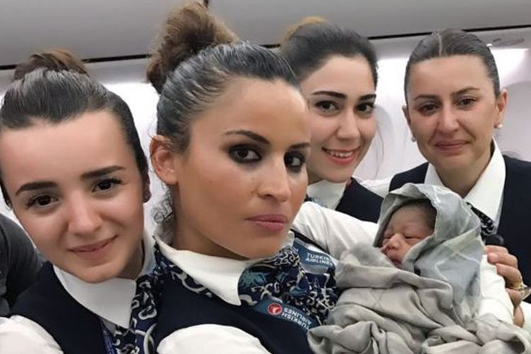 Para awak kabin Turkish Airlines merayakan kelahiran bayi Kadiju yang mereka bantu persalinannya di ketinggian 12.800 meter. 