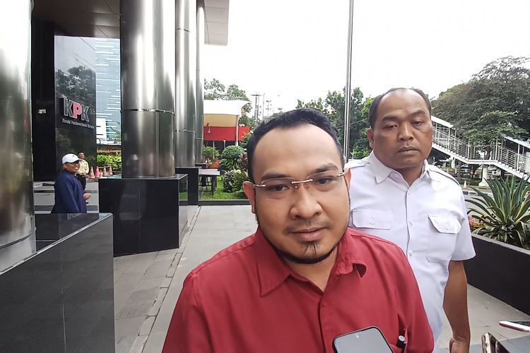 Pengacara Sekretaris Daerah (Sekda) Pemerintah Kota Bandung, Jawa Barat Ema Sumarna, Rizky Rizgantara mengungkapkan kliennya telah menyandang status tersangka dugaan korupsi, Kamis (14/3/2024).