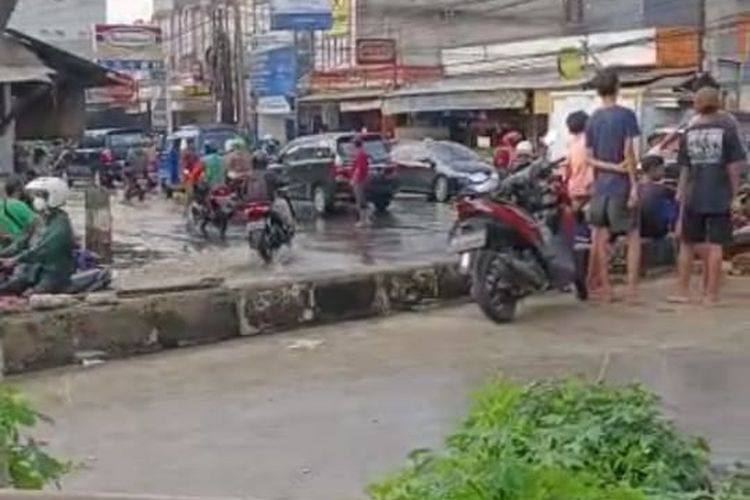 Banjir di Jalan Pramuka, Mampang, Pancoran Mas, Depok, yang sempat tergenang banjir, pada Rabu (18/5/2022) sejak semalam hingga pagi tadi, kondisinya kini mulai surut.