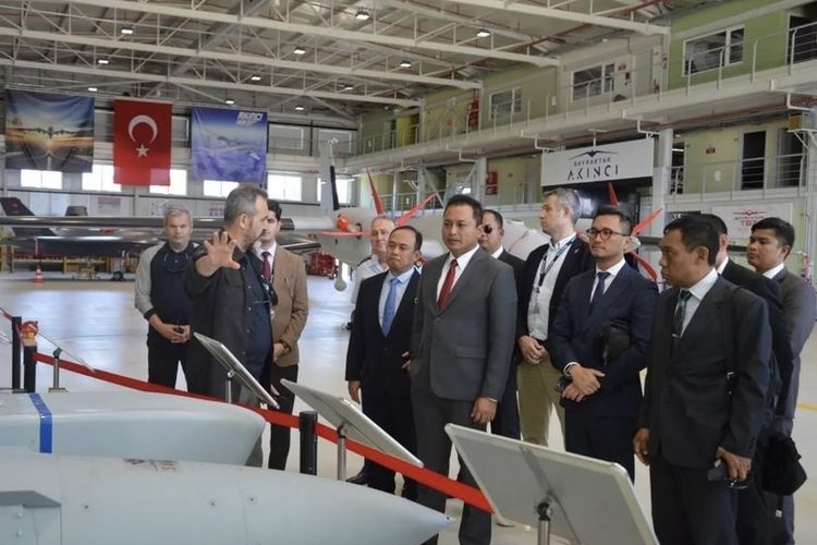 Kepala Staf TNI AU (KSAU) Marsekal Mohamad Tonny Harjono mengunjungi pabrik kendaraan nirawak atau “drone”, Baykar Technology di Istanbul, Sabtu (29/6/2024).