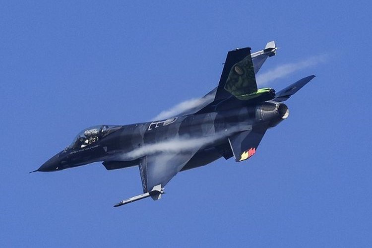 Jet tempur F-16 milik Belgia saat latihan militer Air Nuclear NATO bertajuk Steadfast Noon di pangkalan udara Kleine-Brogel, Belgia, 18 Oktober 2022.