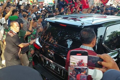 Sidang Haris-Fatia Usai, Mobil Luhut Dikepung Massa di PN Jaktim