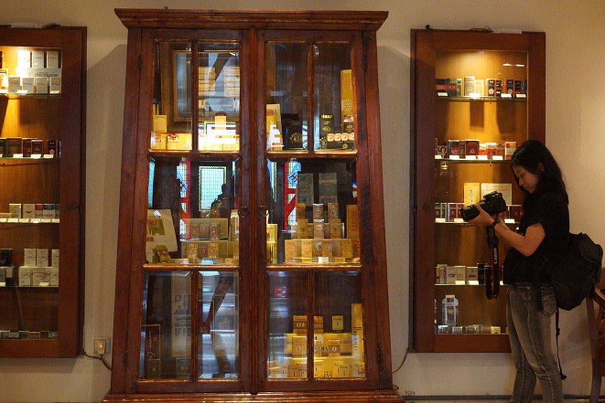 Seorang pengunjung terlihat mengabadikan beberapa koleksi rokok di museum dengan lensa kamera.