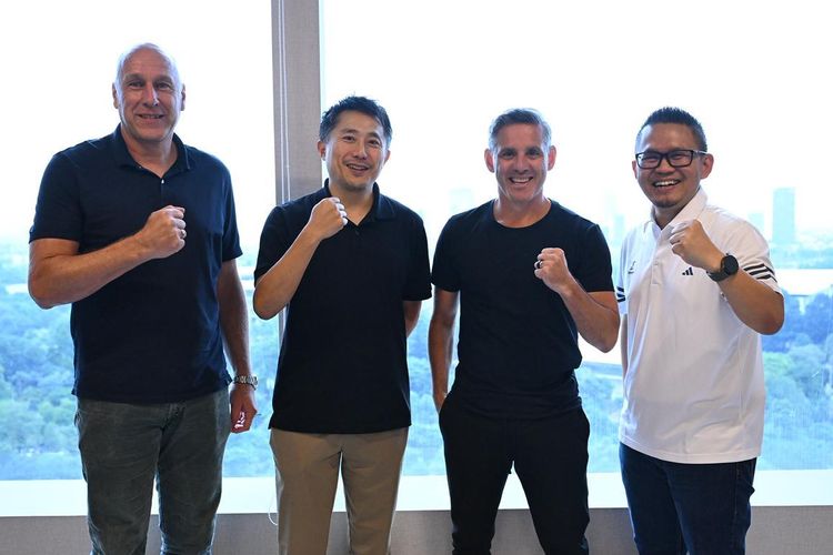 Pelatih Timnas Indonesia, John Herdman (ketiga dari kiri), dan Direktur Teknik PSSI, Alexander Zwiers (paling kiri) berfoto dengan jajaran I League usai membahas sinkronisasi jadwal timnas dan kompetisi liga di Kantor I League, Jumat (30/1/2026) siang WIB.