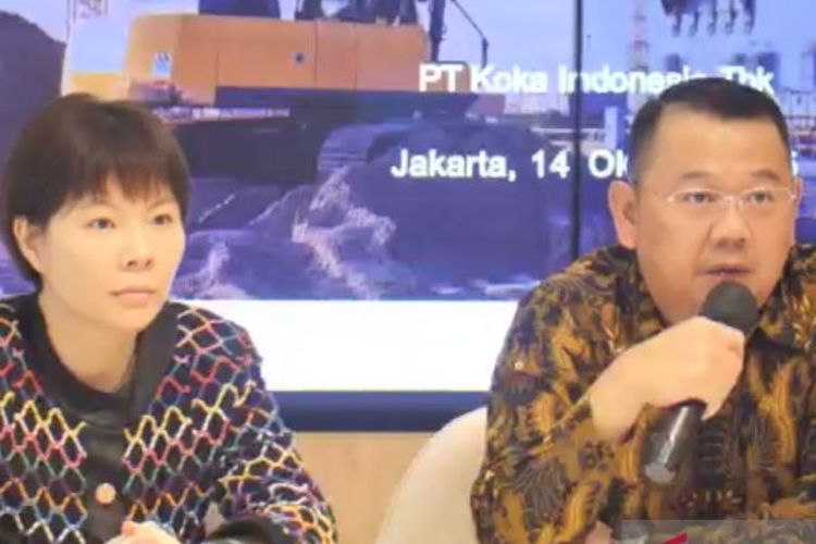 Direktur Utama PT Koka Indonesia Tbk (KOKA) Gao Jing bersama Manajemen KOKA William dalam Paparan Publik Isidentil di Jakarta, Selasa (14/10/2025).