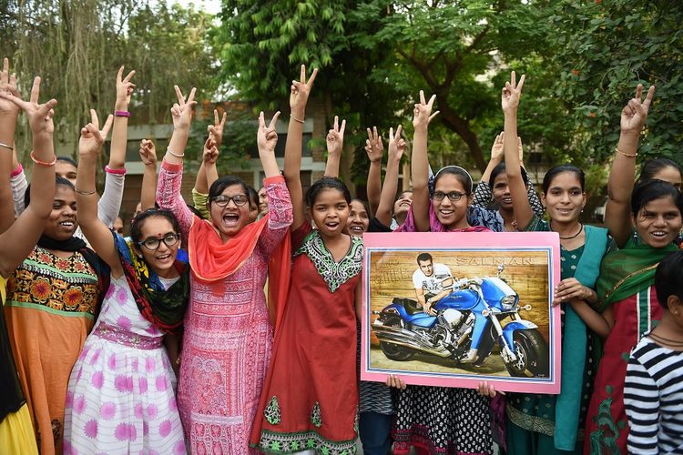 Para penggemar di Ahmedabad merayakan pembebasan aktor Bollywood Salman Khan dari penjara Jodhpur, Sabtu (7/4/2018).