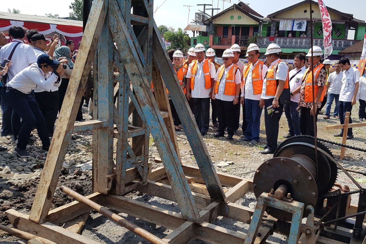 Direktur Jenderal Penyediaan Perumahan Kementerian PUPR Khalawi Abdul Hamid usai melakukan Ground Breaking Rusunawa untuk Masyarakat Berpenghasilan Rendah (MBR) di Kota Magelang, Rabu (16/5/2018)