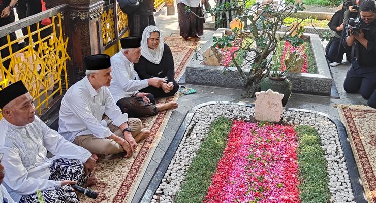 Didampingi Yenny Wahid, Ganjar Sempatkan Ziarah ke Makam Gus Dur di Ponpes Tebu Ireng
