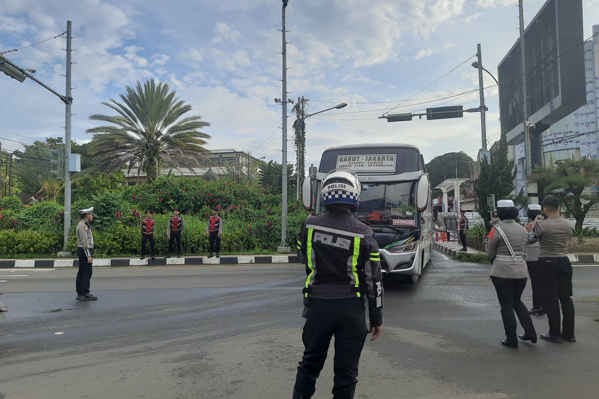 Sejumlah anggota kepolisian sedang mengatur arus lalu lintas di jalur wisata Puncak Bogor, Jawa Barat, Minggu (22/12/2024).