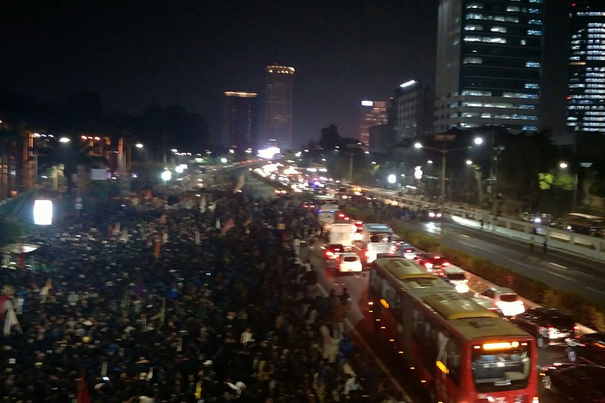 Massa masuk ke jalan tol S Parman, Jakarta Pusat, Senin (23/9/2019).
