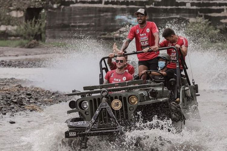 PSS Sleman melakukan kegiatan outbound di sela-sela persiapan menyongsong putaran 2 Liga 1 2021-2022 untuk membangun kembali rasa kebersamaan antar anggota tim di Melcosh Glam Camp Kaliurang, Yogyakarta, Sabtu (01/1/2022) pagi.