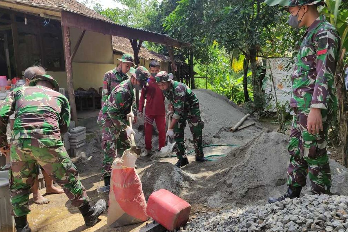 Sejumlah anggota TNI melaksanakan renovasi rumah dalam program TMMD ke- 113 di Kecamatan kampak Trenggalek Jawa Timur, Kamis (19/05/2022).