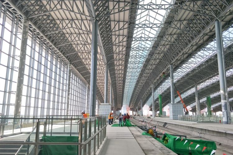Lantai 3 Bang Sue Grand Station dengan luas 42.300 meter persegi yang menampung 2 peron kereta bandara, 10 peron kereta cepat