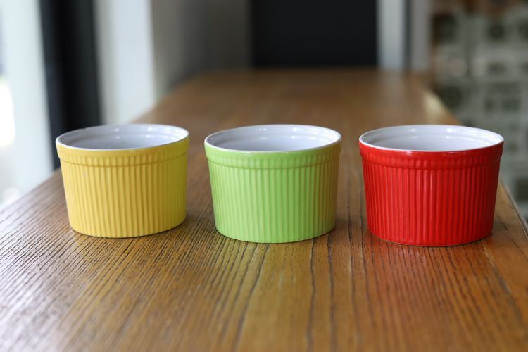 Ilustrasi ramekin warna-warni. 