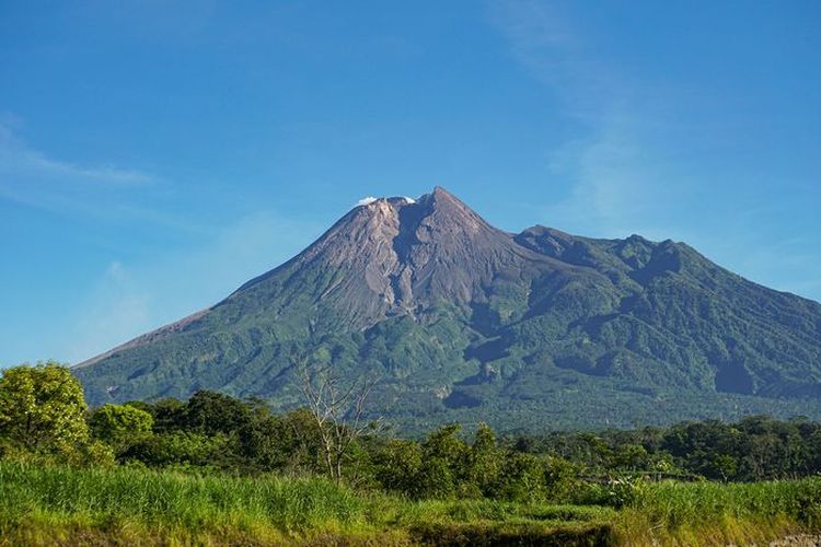 Gunung Merapi dilihat dari Bendungan Kendalsari atau Karangkendal, Kemalang, Klaten, Jawa Tengah. Gunung Merapi diketahui memiliki dua kubah lava setelah ditemukan kemunculan kubah lava baru pada 2021.
