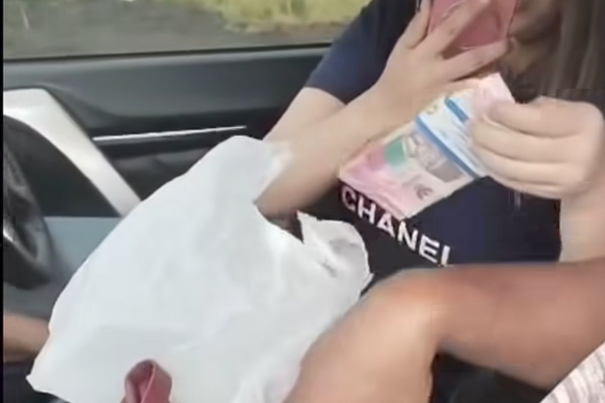Viral video istri Kades Rengasjajar, Kecamatan Cigudeg, Kabupaten Bogor, Jawa Barat, pamer uang gepokan.