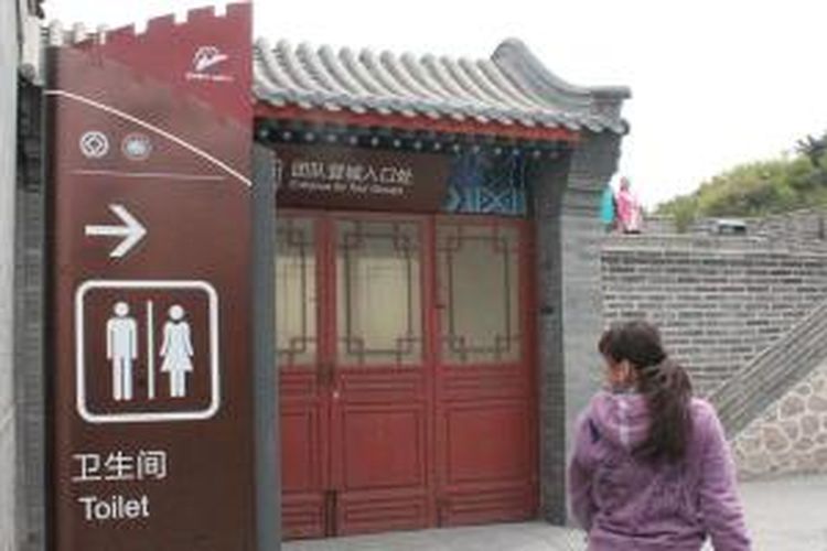Petunjuk arah toilet di Great Wall atau Tembok Besar, Tiongkok.