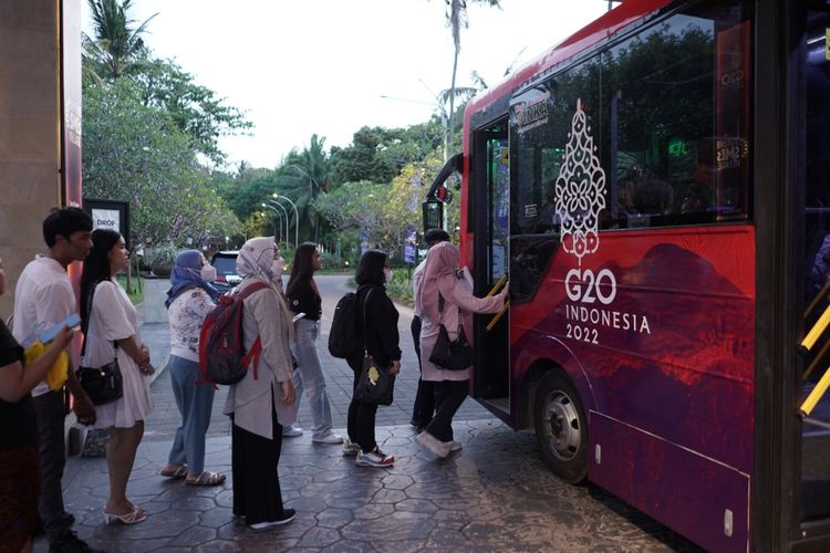 Bus listrik yang dioperasikan DAMRI di KTT G20