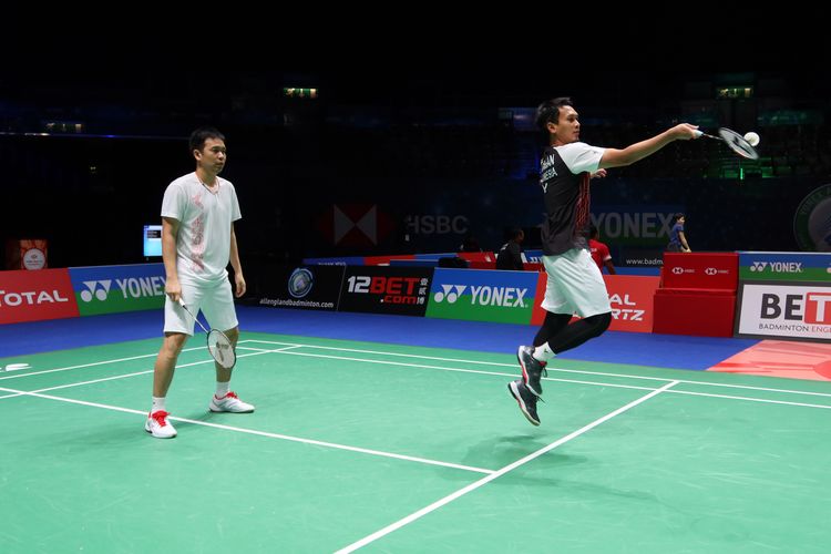 Ganda putra Indonesia, Mohammad Ahsan/Hendra Setiawan, saat menjajal lapangan di Utilita Arena Birmingham, Inggris, venue All England 2021, pada Selasa (16/3/2021).