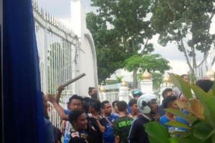 Puluhan massa dari Asykar Theking Pekanbaru terlibat saling lempar dengan mahasiswa HMI Sulselbar yang menginap di Gelanggang Remaja Jalan Sudirman, Pekanbaru, Senin (23/11/2015). 
