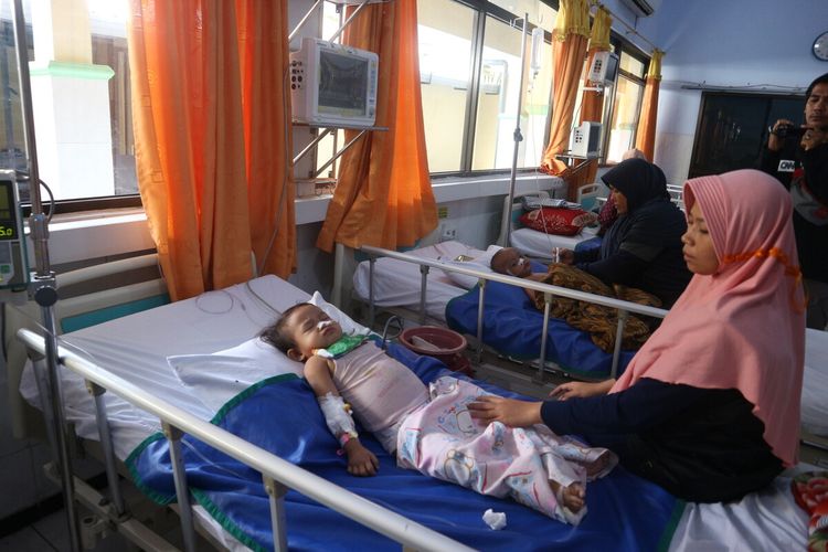 Salah satu pasien Demam Berdarah Dengue (DBD) yang menjalani perawatan di RSUD Jombang, Jawa Timur, Rabu (12/2/2020).

Nama Pasien dalam Foto:
Nirmala Tiara Agustina (2,5 tahun), Ngemplak, Pagerwojo, Perak, Jombang
