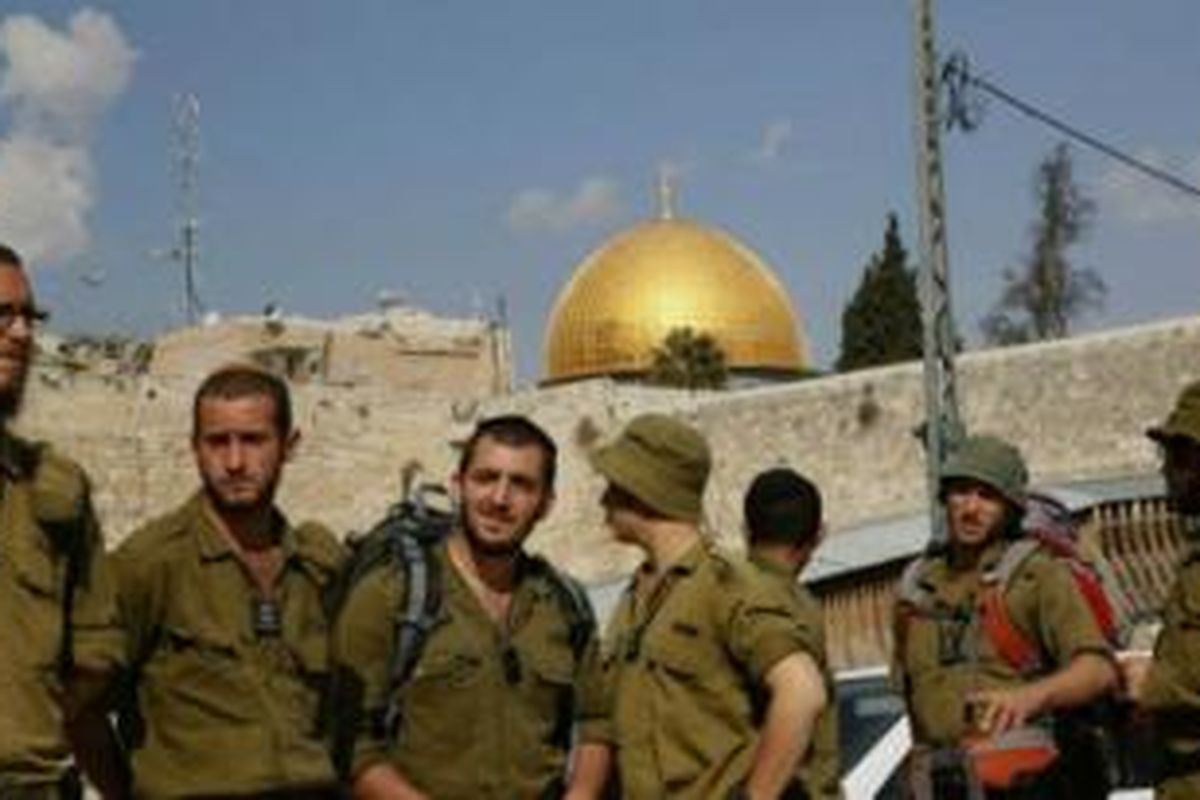 Tentara Israel menjaga kompleks masjid Al-Aqsa yang ditutup pada Kamis (30/10/2014). 