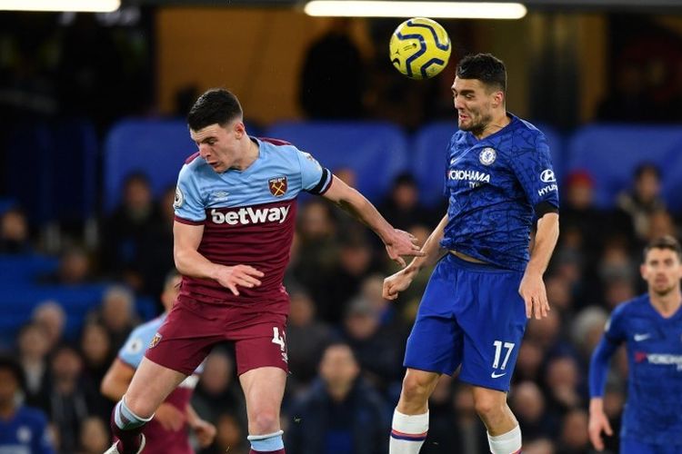 Declan Rice (kiri) dan Mateo Kovacic berduel memperebutkan bola pada pertandingan Chelsea vs West Ham United dalam lanjutan Liga Inggris di Stadion Stamford Bridge, 30 November 2019. 