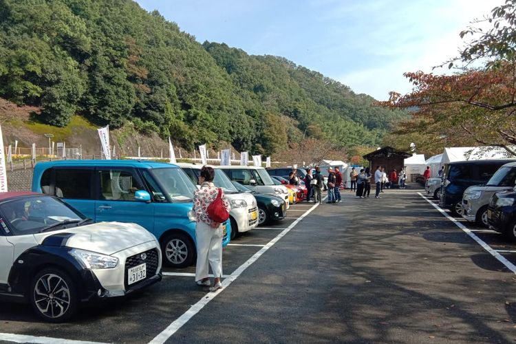 Pengguna dan komunitas Daihatsu mengikuti kegiatan Love-Local di di Chimyoko-Kawanishi, Jepang.