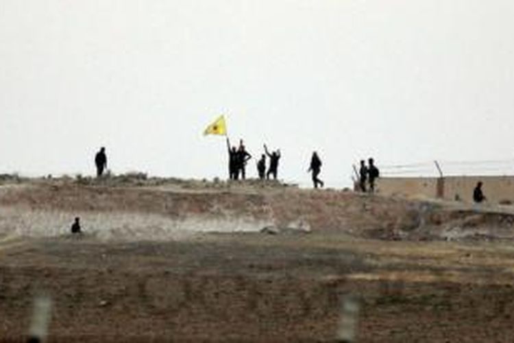 Pasukan Kurdi Suriah mengibarkan bendera di kota Tal Abyad sebagai tanda mereka sudah menduduki kota di perbatasan Turki itu.