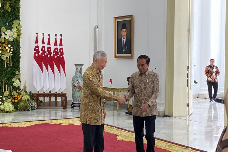 Presiden Joko Widodo dan Perdana Menteri (PM) Lee Hsien Loong berjabat tangan di ruang utama pertemuan di Istana Kepresidenan Bogor, Senin (29/4/2024). 