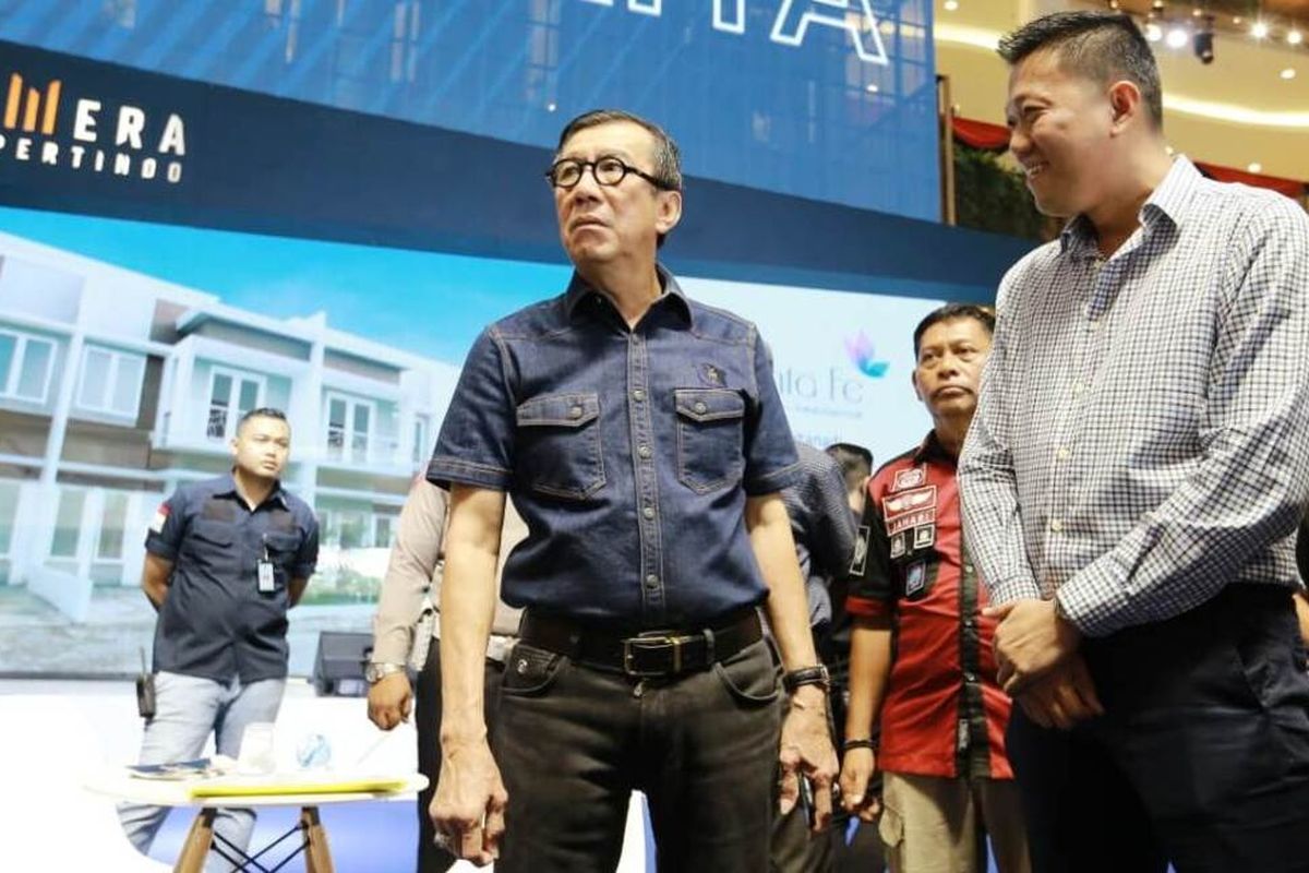 Menkum HAM Yasonna Laoly bersama Chairman Samera Propertindo, Adi Ming E di Samera Expo 2020, Minggu (15/3/2020)