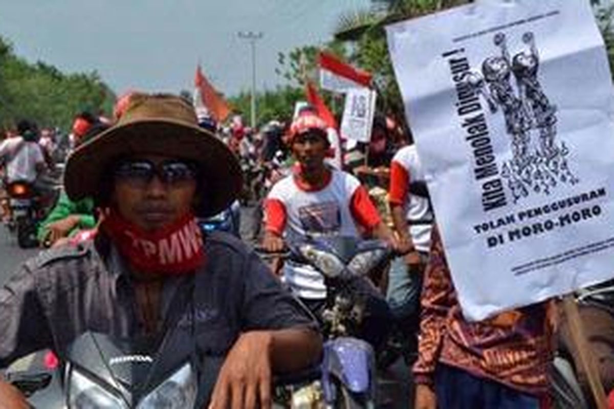 Memperingati Hari Tani Nasional yang jatuh Sabtu (24/9/2011) ini, ribuan petani penggarap dan aktivis tani dari Moro-Moro konvoi memenuhi jalan lintas timur Sumatera di Kabupaten Mesuji, Lampung.