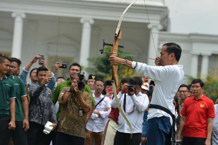 Presiden Joko Widodo membidik anak panah ke sasaran di sela peringatan Hari Sumpah Pemuda ke-89 di Halaman Istana Bogor, Jawa Barat, Sabtu (28/10/2017). Peringatan dengan konsep bernuansa anak muda yang diikuti sekitar 1.000 pemuda berprestasi dari berbagai daerah di Indonesia tersebut mengangkat tema Kita Tidak Sama, Kita Kerja Sama.