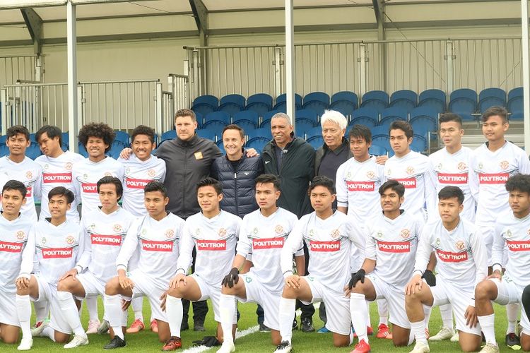 Skuad Garuda Select saat berfoto jelang laga melawan Chelsea U-16 di Lapangan Akademi Chelsea, Cobham Training Centre, London, Inggris. pada Sabtu (11/5/2019).