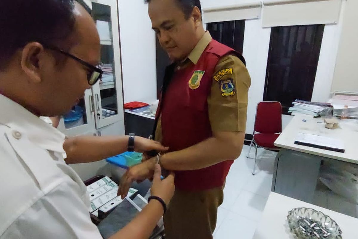 Kejari Tebing Tinggi memborgol mantan Kepala Dinas Perdagangan Koperasi Usaha Kecil dan Menengah Kota Tebing Tinggi, Gul Bahri Siregar usai ditetapkan menjadi tersangka korupsi  