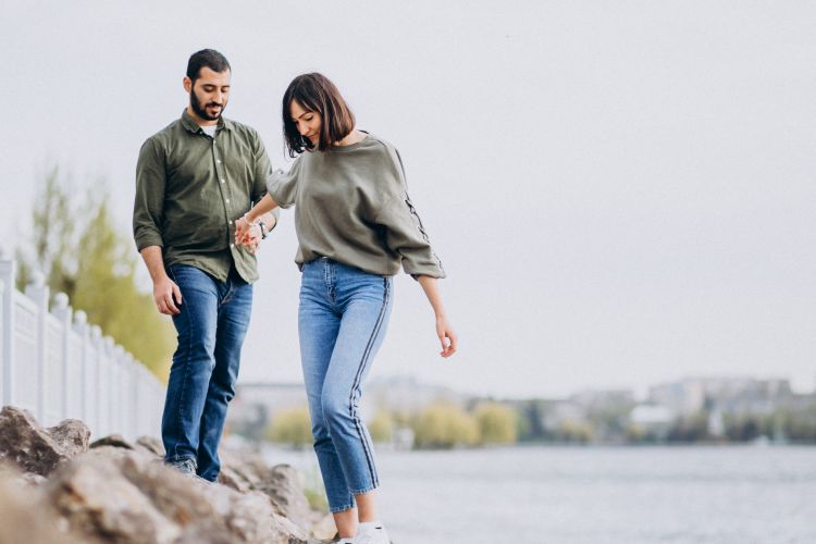 5 Tanda Pasangan Kamu Adalah Anak Mama, Menurut Pakar Hubungan