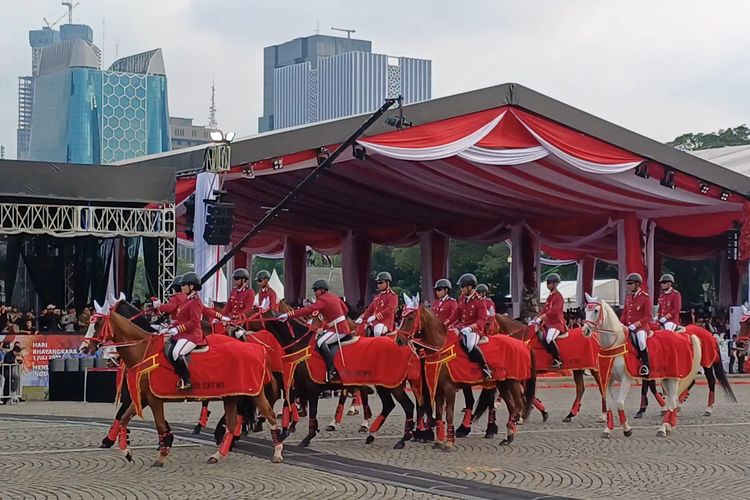 Aksi parade pasukan berkuda Polri dalam acara Hari Bhayangkara ke-78 di Monas, Jakarta, Senin (1/7/2024)