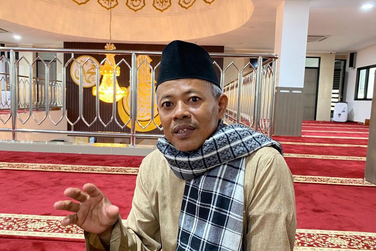 Eman Sulaiman, marbut masjid Al Istiqomah di Jalan Raya Daan Mogot, Jakarta Barat, Rabu (29/3/2023). 