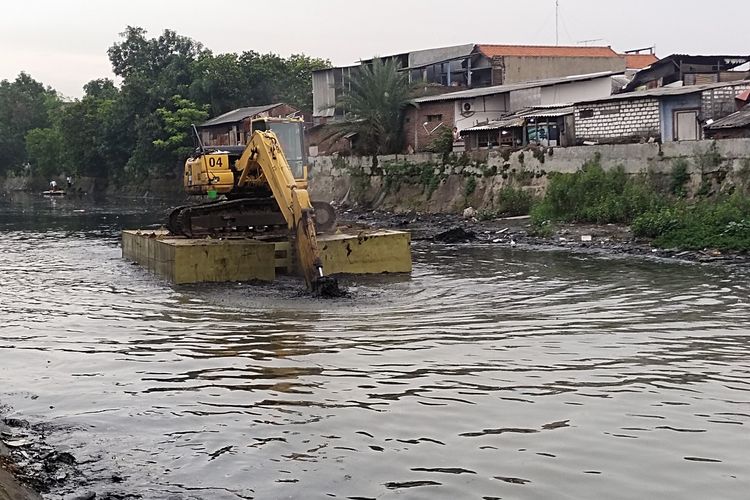 Alat Berat Untuk Normalisasi Sungai di Sejumlah Sungai Di Surabaya, Untuk Tangani banjir,