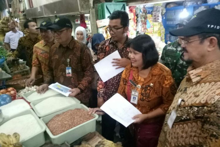 TPID Kota Surakarta melakukan pemantauan harga komoditas kebutuhan pokok di Solo, Jawa Tengah, Rabu (23/5/2018).