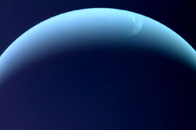 Penampakan Neptunus seperti dilihat dari Voyager 2 pada Agustus 1989 
