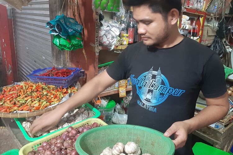 Harga bawang putih di Pasar Inpres Sumedang naik signifikan. Harganya tembus Rp 75.000 per kilogram, Selasa (11/2/2020). AAM AMINULLAH/KOMPAS.com