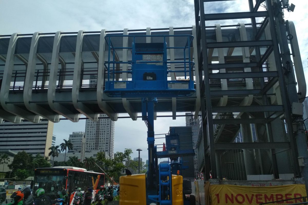 Lift difabel di JPO Bundaran Senayan yang dinilai salah lokasi. 