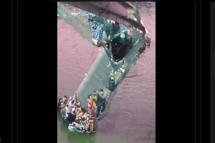 Tangkapan layar cuplikan video insiden ambruknya jembatan penyeberangan di Gujarat, India pada Minggu (30/10/2022).