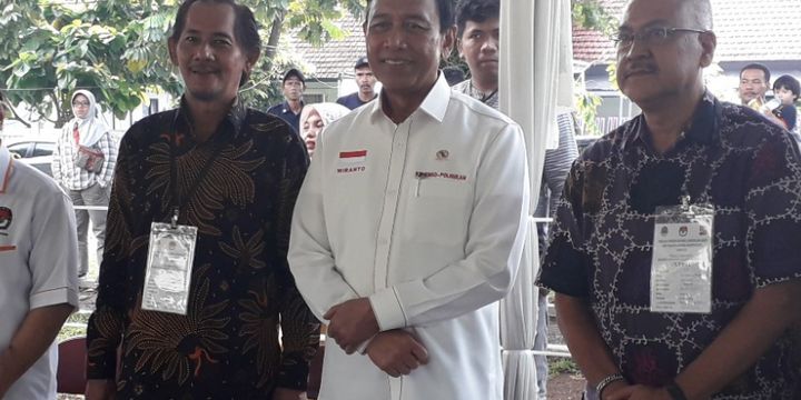 Menkopolhukam Wiranto mengunjungi TPS 7 di Taman Malabar, Bogor, Jawa Barat, guna memantau pelaksanaan Pilkada serentak, Rabu (27/6/2018).