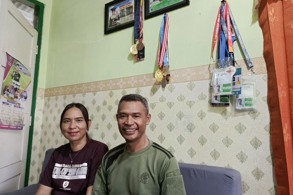 Orang tua dari Evandra Florasta, ayahnya Oktamus Silvester dan ibu Faridha Mariana di rumahnya yang berad di Jabung, Kabupaten Malang. 