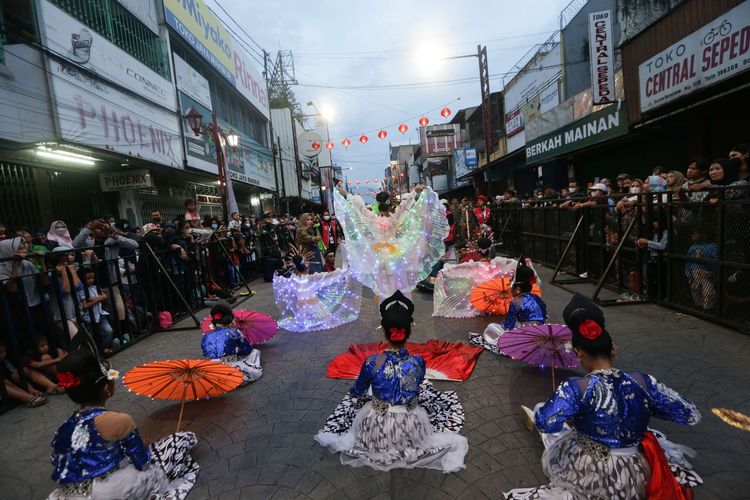 Pawai seni budaya pada perayaan puncak Cap Go Meh Bogor Street Festival (CGM-BSF) 2023 di Jalan Suryakencana, Bogor Tengah, Kota Bogor, Minggu (5/2/2023). Atraksi seni budaya seperti Ogoh-ogoh dari Bali, Kendang Beleq dari Lombok, dan Bouraq dari Cirebon, Ondel-ondel Betawi, Reog Ponorogo, serta belasan pertunjukan dari sanggar kesenian dari Jawa Barat dan sekitarnya memeriahkan acara ini.