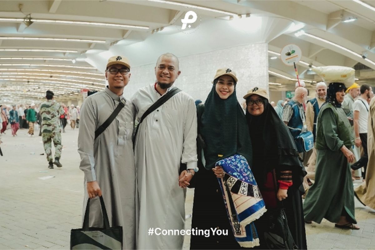 Ustazah Oki Setiana Dewi saat melaksanakan inadah umrah bersama biro perjalanan Persada Indonesia.